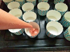 拌好的面糊倒入大号裱花袋，挤到纸杯中，7分满就好