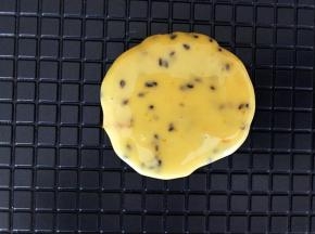 挖一勺面糊放在加热好的蛋卷机上