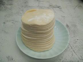 准备饺子皮三十张