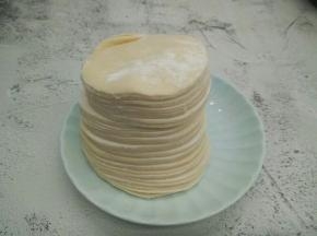 准备饺子皮三十张