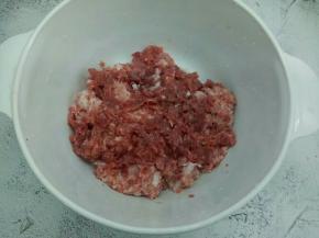 有了搅拌机，猪肉很快就搅拌好了