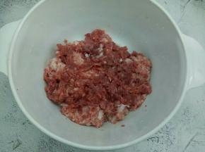 有了搅拌机，猪肉很快就搅拌好了