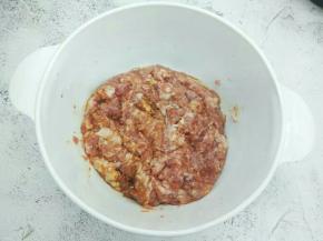 瘦肉末加上一个鸡蛋，胡萝卜泥，生抽，盐，十三香，葱，用筷子顺着一个方向搅上劲，最后放芝麻油锁住水分