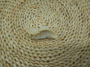 再翻一面，还是往中间捏褶，就可以