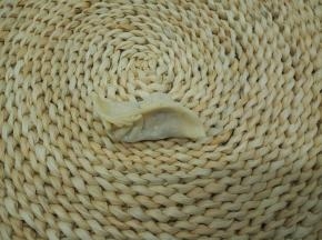 再翻一面，还是往中间捏褶，就可以