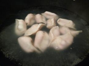 锅里加足够的水，水开，下饺子