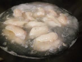 饺水开，加两次冷水，直至饺子浮起，就可以