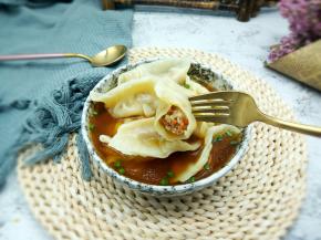 碗里加点生抽，盐，猪油，葱少许，加点饺子汤，放上饺子，