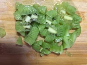 烤制期间奇异果去皮切丁，备用