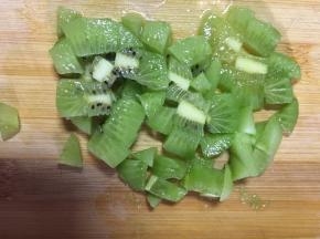 烤制期间奇异果去皮切丁，备用