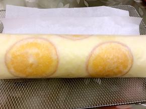 卷起后放入冰箱定型30分钟，我没有夹奶油徒手也很好卷