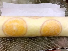 卷起后放入冰箱定型30分钟，我没有夹奶油徒手也很好卷