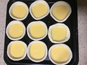 将蛋液加入蛋挞皮7分满，放在烤盘上