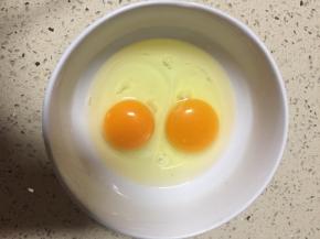 '鸡蛋打入碗