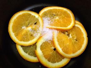 橙子洗净切薄片加入10克糖