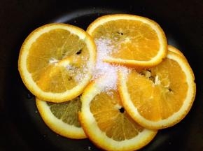 橙子洗净切薄片加入10克糖