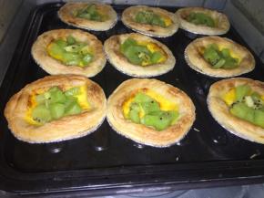 放入适量奇异果再继续烤5分钟，时间到后暂时不取出再继续烘5分钟