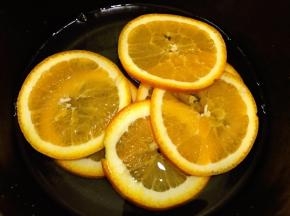 加入适量水淹过橙子片煮几分钟至橙子片变软