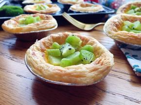 蛋挞皮非常起酥，加入黄油的蛋挞液经烤制后香味更浓郁，加上绿油油的奇异果，美味难挡