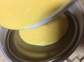 用滤网过滤蛋液