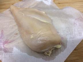 用厨房纸巾拭干上面的水分