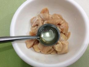 将鸡肉块放入碗中加入料酒