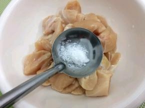 在将盐放入