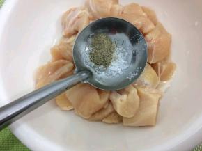 在放入少许胡椒粉搅拌均匀后，腌制三十分钟