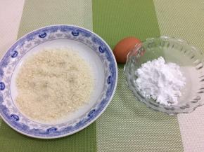 准备食材：鸡蛋一个、面包糠和淀粉