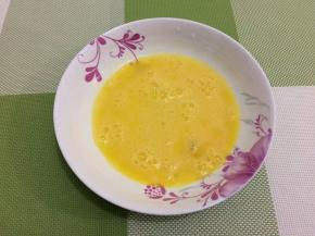 鸡蛋打入碗中打散