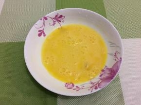 鸡蛋打入碗中打散