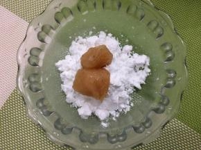 然后将腌制好的鸡肉块，先放入淀粉中滚一遍，均匀地裹上一层淀粉
