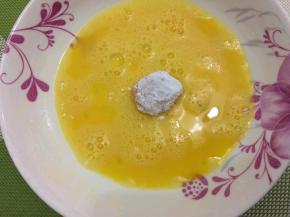 然后在放入鸡蛋液中，在沾上鸡蛋液