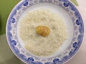 最后放入面包糠中，裹上面包糠