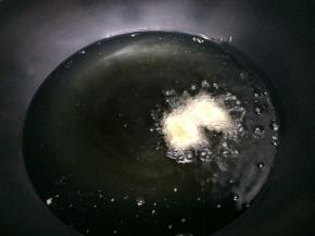 锅里倒入多一些油烧到七成热时，放入裹好的面包糠的鸡肉块中火炸，炸到有点黄，然后全部捞出。在大火烧开，在把炸过的鸡肉块放入锅中，重新在炸一遍，使炸出来的鸡肉块，更加的酥脆