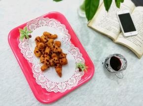 炸好的鸡肉块捞出放在厨房纸巾上，吸一下油脂，然后上面在挤一些番茄酱即可食用，在配上一杯红酒慢慢品尝着
