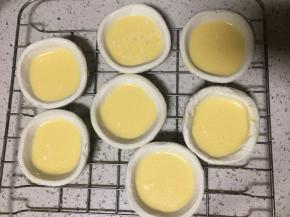 蛋挞液装入蛋挞皮七分满放在烤网上