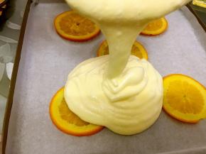 翻拌好的蛋糕糊倒入烤盘里