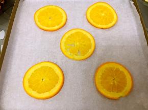 烤盘垫上油纸摆上橙子片