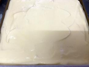 用刮刀刮平整
放入预热好的烤箱中层175度上下火烤18到20分钟