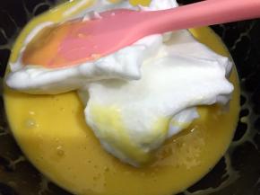 分三次把蛋白翻拌进蛋黄糊里