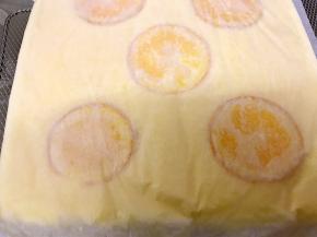 倒扣在铺有油纸的烤网上