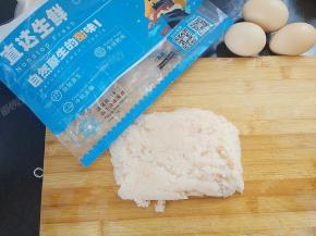 磷虾肉解冻，加入少许盐、姜汁调味