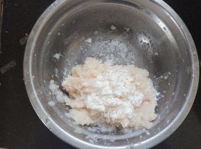 加入少许淀粉搅拌均匀