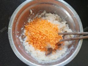 将胡萝卜碎加入磷虾肉中