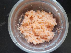 加入一勺香油搅拌均匀