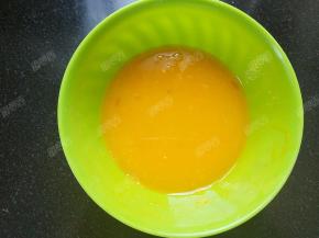 蛋液加少许盐打散