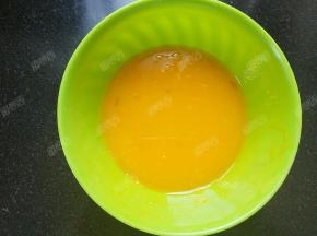 蛋液加少许盐打散