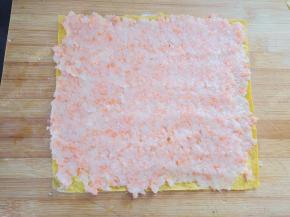 将胡萝卜虾泥平铺在蛋皮上