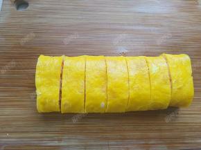 蒸好的蛋卷取出切成段，摆盘就可以啦